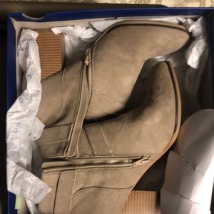 Women’s size 9.5 Taupe Bootie